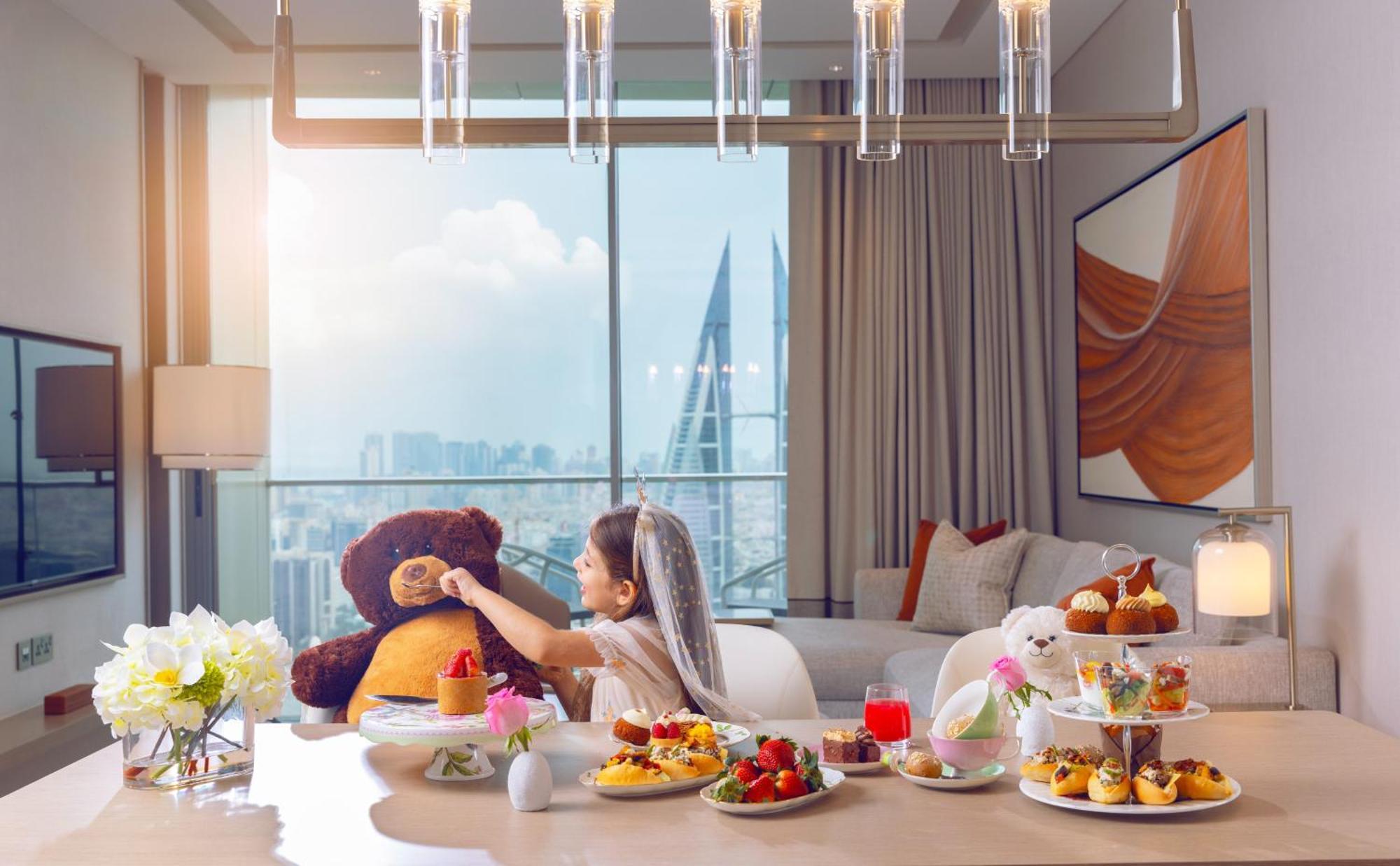 Готель Onyx Rotana Манама Екстер'єр фото A woman with a teddy bear