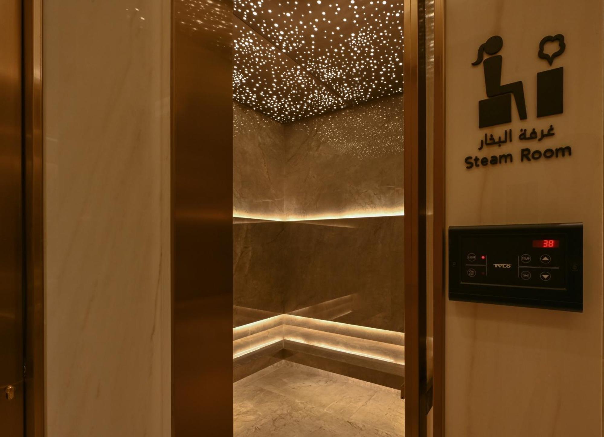 Готель Onyx Rotana Манама Екстер'єр фото A steam room in a hotel