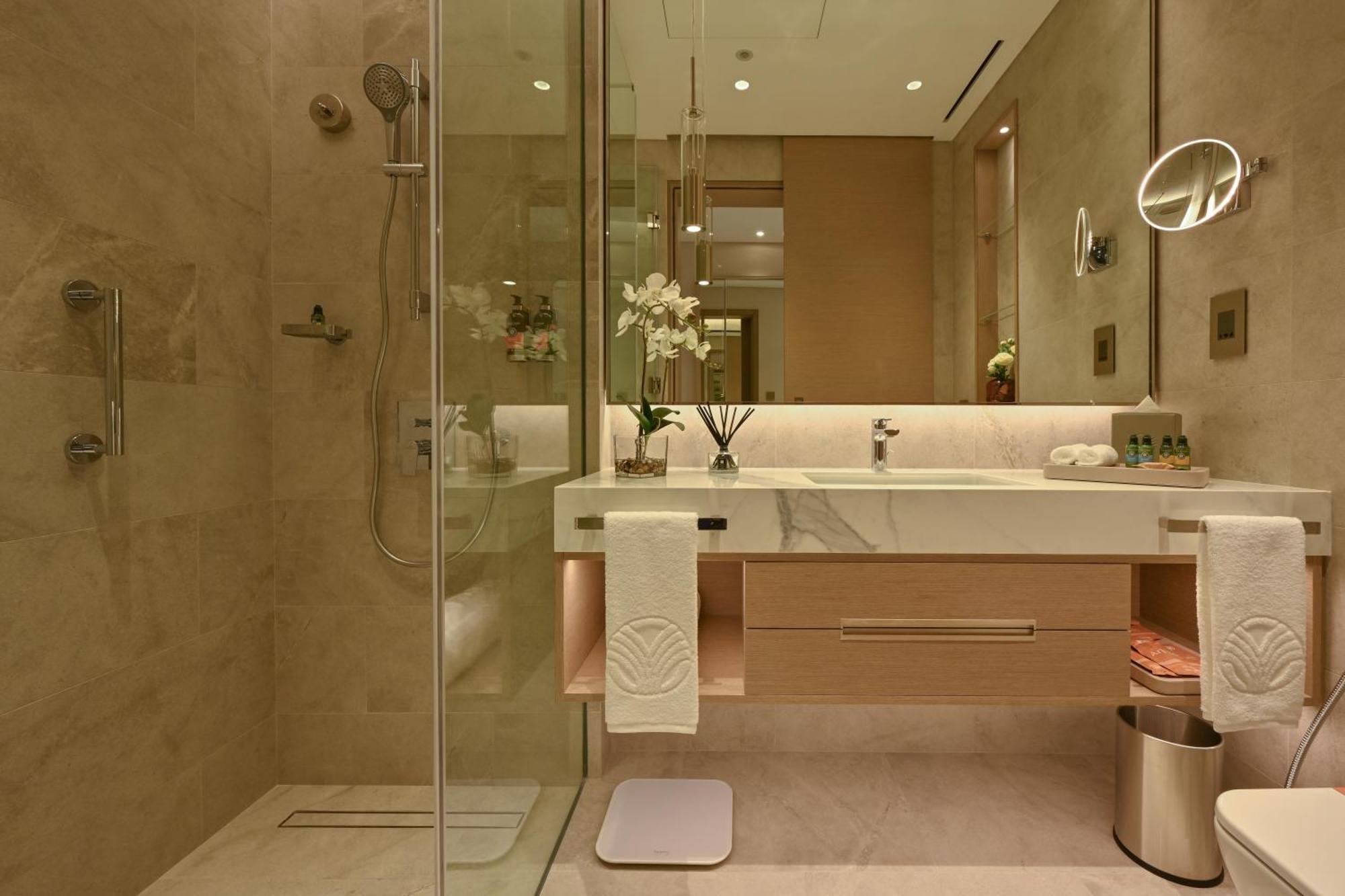 Готель Onyx Rotana Манама Екстер'єр фото A bathroom in a hotel
