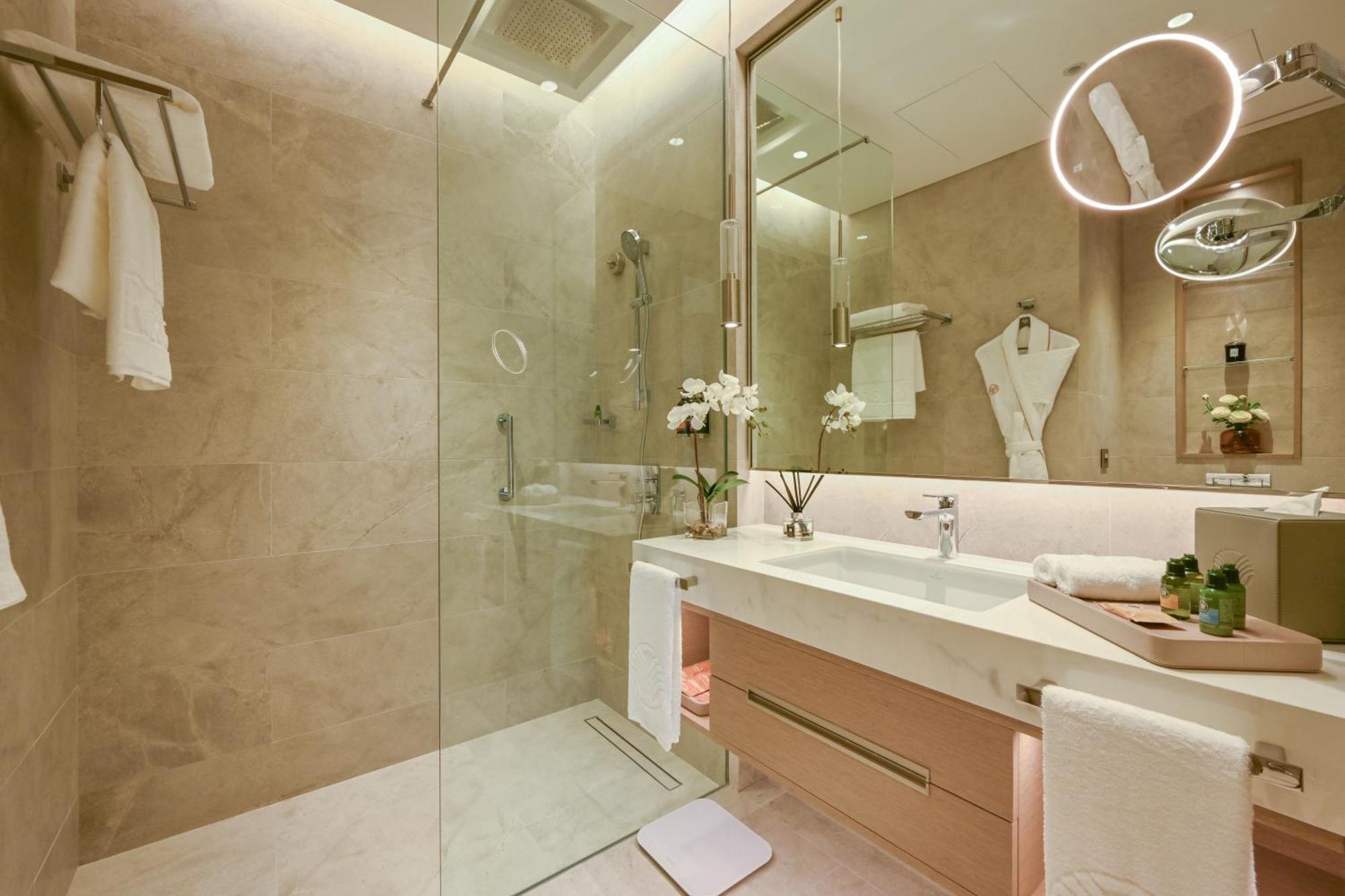 Готель Onyx Rotana Манама Екстер'єр фото A bathroom in a hotel